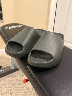 Adidas Yeezy Slide (Dark Onyx)